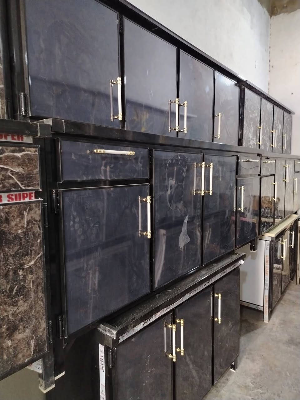 سلام عليكم وصول وجبه جديده في مزاد لأخوين العنوان المفرق الطرق والجسور مقابيل العزات بن تجه رايح عليه المفرق السعر اب 350 وبي مجال للاستفسار *********** كونترات جديد مترين والسنك مترا و30 يتوفر الالوان مراوس بل مستخدم همين
