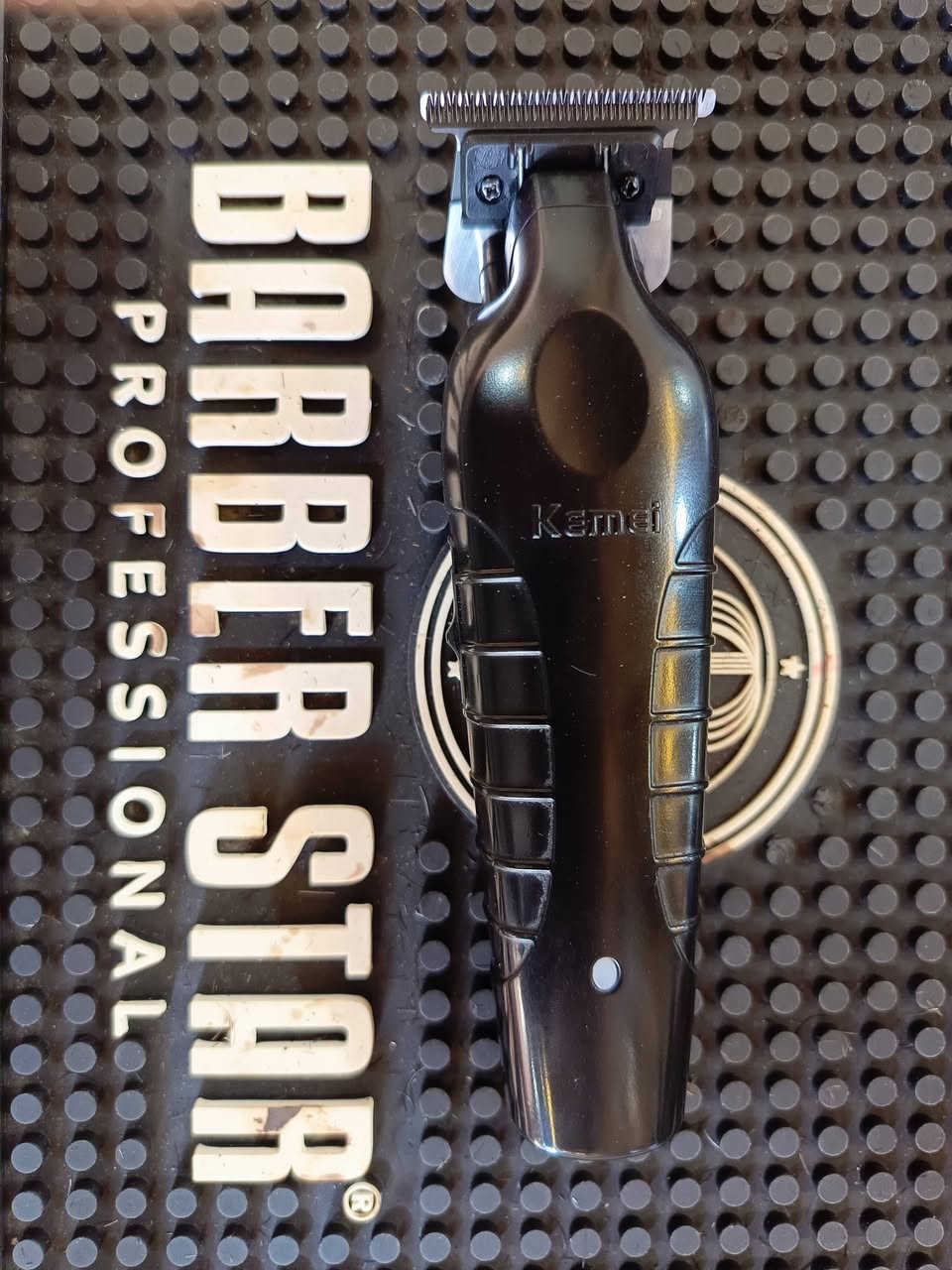 ماكينة حلاقة كيمي – حلاقة صفر احترافية
ماكينة حلاقة أصلية من ماركة Kemei مصممة لتمنحك حلاقة دقيقة ونتيجة نظيفة مثل صالونات الحلاقة. مناسبة للشعر واللحية والتحديد باحتراف.
المميزات:
حلاقة صفر دقيقة بفضل الشفرة الحادة عالية الجودة.
موتور قوي وسريع يضمن قص الشعر بسهولة حتى الشعر الكثيف.
تعمل بالشحن ويمكن استخدامها لفترة طويلة بعد الشحن.
تصميم مريح في اليد وخفيف للاستخدام لفترات طويلة.
صوت هادئ واهتزاز منخفض.
مناسبة للاستخدام الشخصي أو للحلاقين.

بسعر 15,000 دينار
يوجد توصيل


**إذا كنت صاحب هذا الإعلان وتريد حذفه لأي سبب، رجاءا أرسل رسالة إلى الدعم الفني**