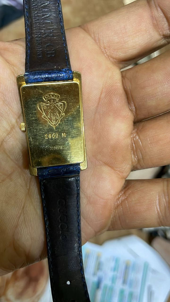 ساعة يد ماركة Gucci تصميم مميز وانيق 
مينا مستطيلة الشكل مع علامات ساعه بأرقام لاتينية 
هيكل وابزيم من الفولاذ 
زجاج زفير 
سوار جلد باللون الازرق الداكن


**إذا كنت صاحب هذا الإعلان وتريد حذفه لأي سبب، رجاءا أرسل رسالة إلى الدعم الفني**