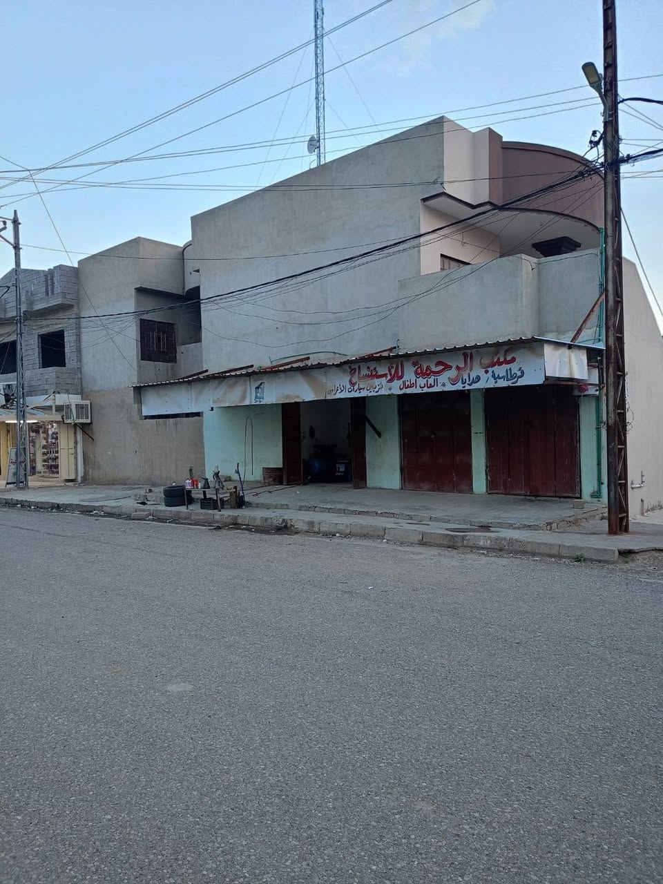 العقار للبيع بيت ركن 200 متر طابقين + محلات ماجرين
 8 غرف هول عدد 2 مطبخ عدد 2 حمام عدد2 صحيات عدد2 درج عدد 2 داخلي + خارجي مال شقه للبيع تجاري على شارع 20  العنوان  تقطيع الجديد المامون فرع الملعب قرب المستوصف.
 للاستفسار الاتصال 
*********** اسيا
*********** كورك
