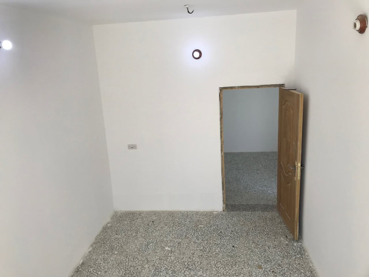 #بيت_للايجار 
✅ العنوان ⬅️ النجف الاشرف/ حي السلام/ قرب مدينة الالعاب
✅ المساحة ⬅️ 100م
✅ التفاصيل ⬅️ طابق واحد/ غرفة نوم/ استقبال/ صالة/ مطبخ حار وبارد/ حمام وتواليت/ خط مولدة شغال/ سخان+خزان ماء+ ماطور ماء 
✅ للاستفسار التواصل على الخاص او على الرقم ☎️
(***********)
