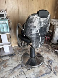 كرسي حلاقة للبيع نضيف حيل سعره 120 وهذا رقمي07708144436