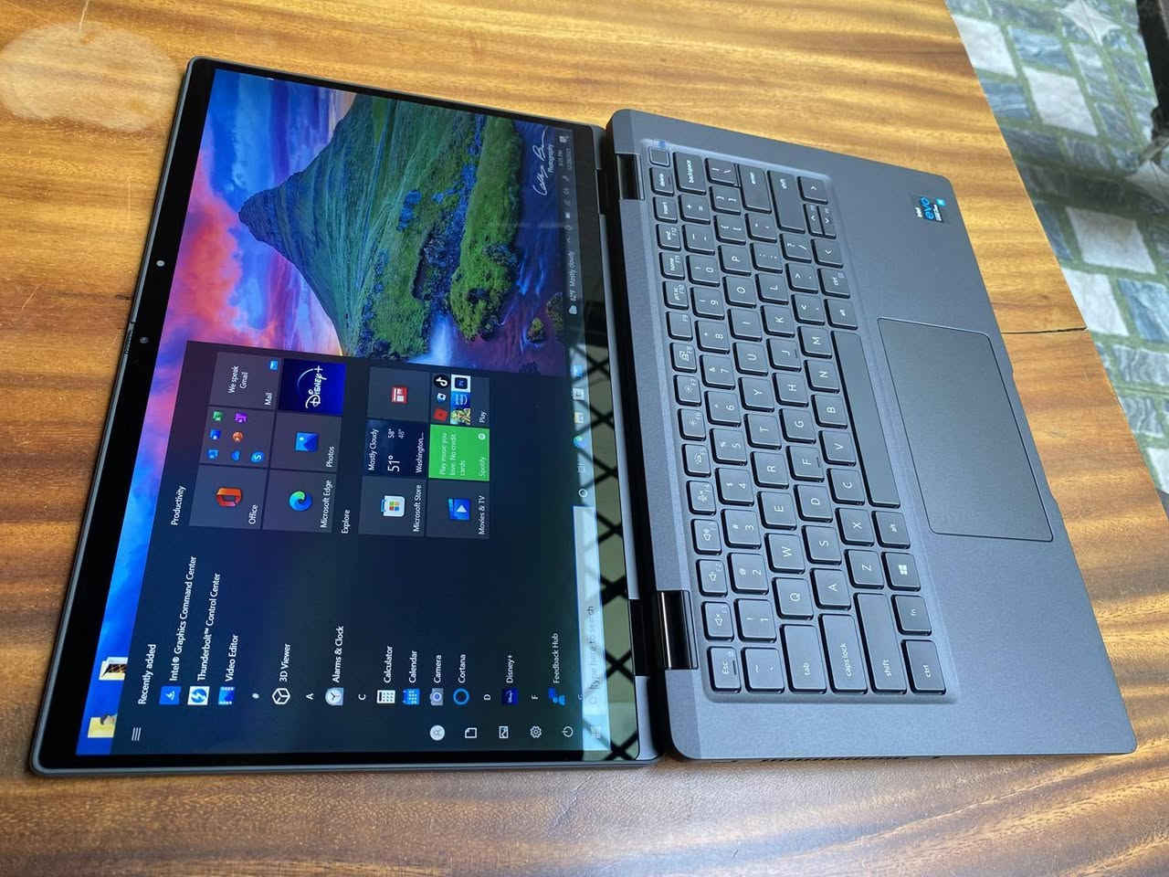 #لمس_قلاب_جيل_حديث_من_شركة_Dell

🔅 الموديل: Dell Latitude 7420 (2 in 1)
قلاب لمس

🔅 المعالج: Intel Core i7 — الجيل الحادي عشر

🔅 الذاكرة (RAM): 16 جيجابايت DDR4
🔅 التخزين: 256 جيجابايت SSD

🔅 كرت الشاشة: Intel Iris Xe Graphics —  8GB

🔅 الشاشة: 14 إنج بدقة FHD ‏(1920×1080) تعمل باللمس
🔅 لوحة المفاتيح: مضيئة — عربي / إنكليزي
🔅 الشاحن: شاحن أصلي Dell ‏65W — Type-C

💰 السعر: 550,000 دينار عراقي

🔹 الحالة: وارد أوروبي غير مستعمل بالعراق (كالجديد) — نظافة 95% فما فوق
🔹 البطارية: بحالة جيدة (ضمان ساعة فما فوق)

✅️ فحص أمام المندوب للتأكد من سلامة القطعة وتدقيق المواصفات

✅️ ضمان أسبوعين استخدام حقيقي بعد الاستلام 🔥


**إذا كنت صاحب هذا الإعلان وتريد حذفه لأي سبب، رجاءا أرسل رسالة إلى الدعم الفني**