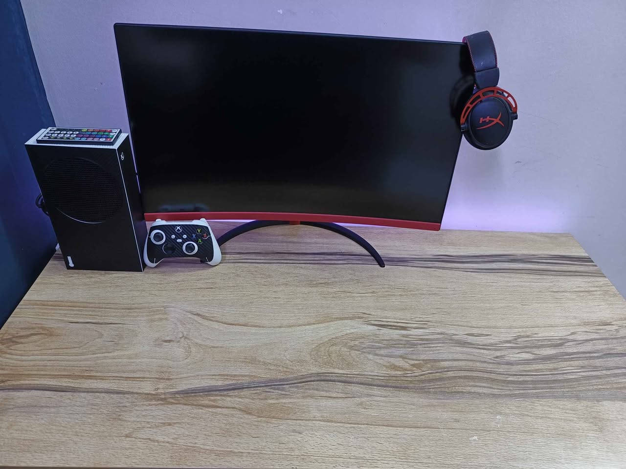 شاشة كيمنك مونتر Argo Esports D27 - نظافة 100%
​الحجم: 27 بوصة (27 Inch).
​التردد: 165Hz (مثالية لجماعة البلايستيشن والاكسبوكس والبي سي).
​نوع البانل: IPS (ألوانها خرافية وزوايا رؤية ممتازة).
​سرعة الاستجابة: 1ms.
​المميزات: تدعم HDR و Curved (منحنية) تعطي تجربة لعب ممتعة.
​الدقة: FHD.
​الحالة: الشاشة نظيفة جداً، استخدام شخصي بسيط، وبدون أي عيوب أو بكسلات ميتة (شغالة وافحص براحتك).
​الملحقات: كامل غراضها موجودة والكارتون موجود 
مكاني : صلاح الدين تكريت و يوجود توصيل
رقمي : *********** تكريت, صلاح الدين
