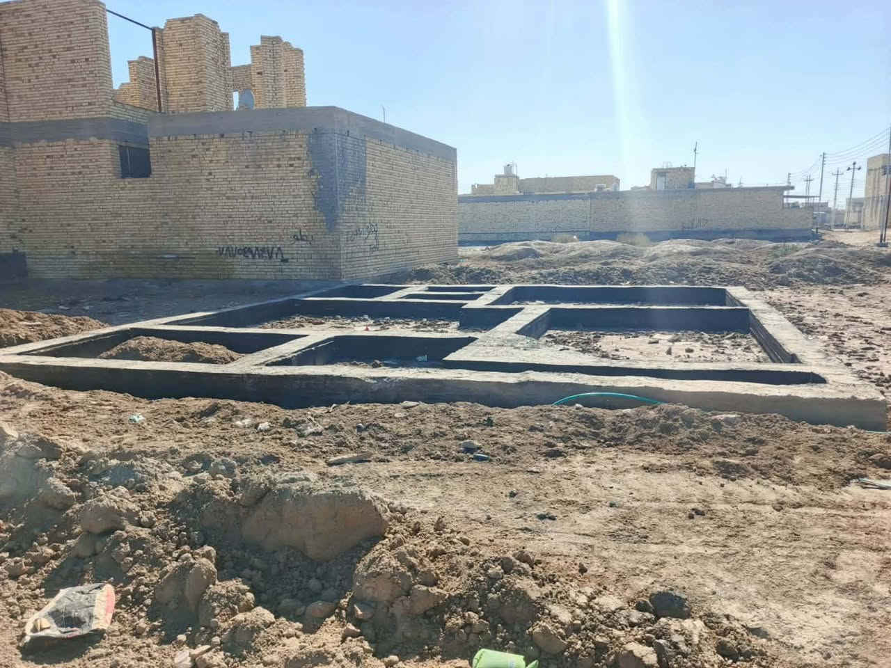 بتلو 100مربع حي الجامعه قرب شارع ال عواد التواصل مباشر مع صاحب القطعه  رقم ***********
