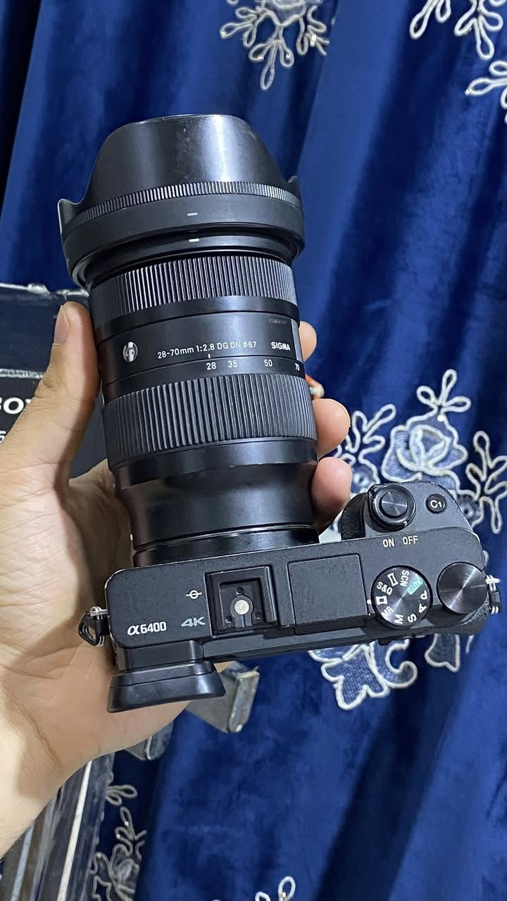كاميرا سوني a6400 مستخدمة ونضيفة مثل ما موضحة بالصور واستخدام شخصي ابيع فقط البدي مع كارتونة وشاحن اصلي وبطاريتين  ومواصفات الكاميرا مرفق مع الصور للاستفسار ***********
