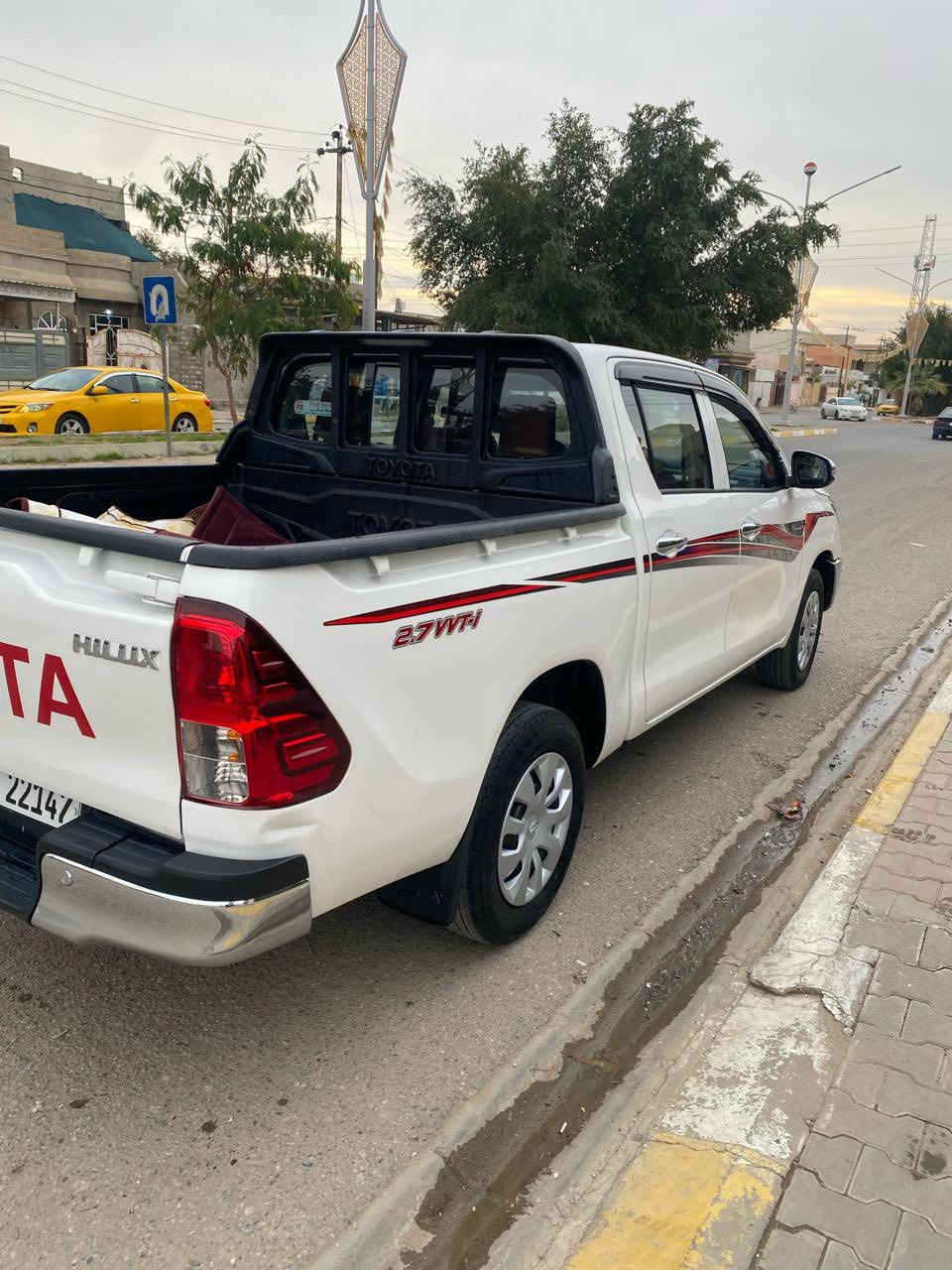 تويوتا هايلوكس موديل ٢٠٢٥ ،    شركة ساز مكفولة كفالة عامة ، ماشية ٤٠ الف ، گير عادي .مكان كركوك *********** ، ***********
