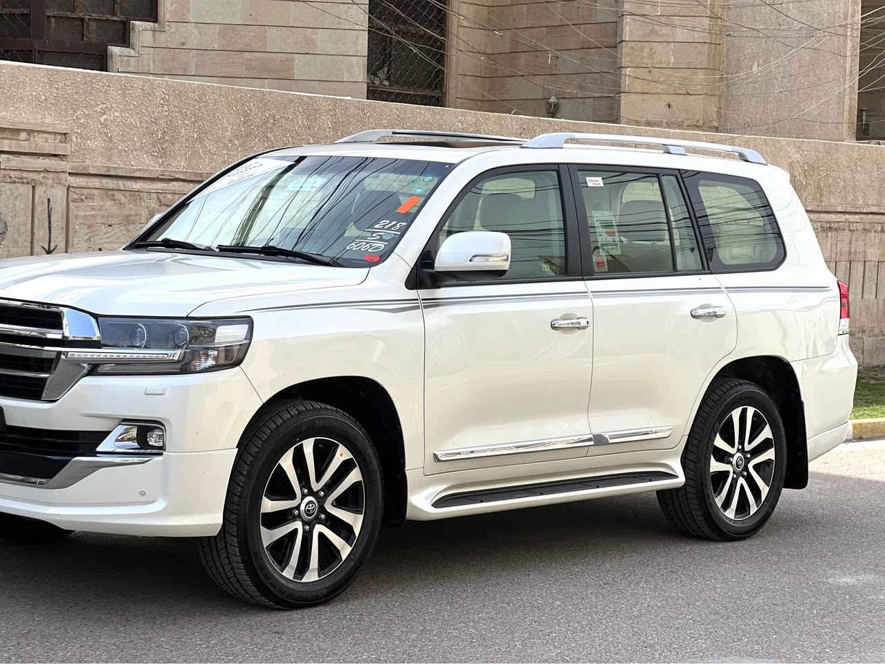 السلام عليكم
لاندكروز 2019 كراند تورنك  GXR  SAS 
ضمان SAS  تويوتا العراق 
محرك  V6 4000
سلايت و 5 بصمات وتشغيل عن بعد 8 ايرباك
كشن مخمل واحد كهرباء  
دشبول ليزري اسود لكزز
لايت اسود وبخاخ لايت
جنطه كهرباء حركتين 
شاشه وكامرا وشاشه خلفيه عدد 2 خلفي
ويل كل كروم اسود حجم 20
حساس امامي وخلفي رساله ترحيب لاندكروز 
السياره جديده حيل 
الباب الخلفي الاسفل مفتوح فقط  
ماشيه 59000 KM 
السعر. 50500
***********
*********** بغداد, العراق
