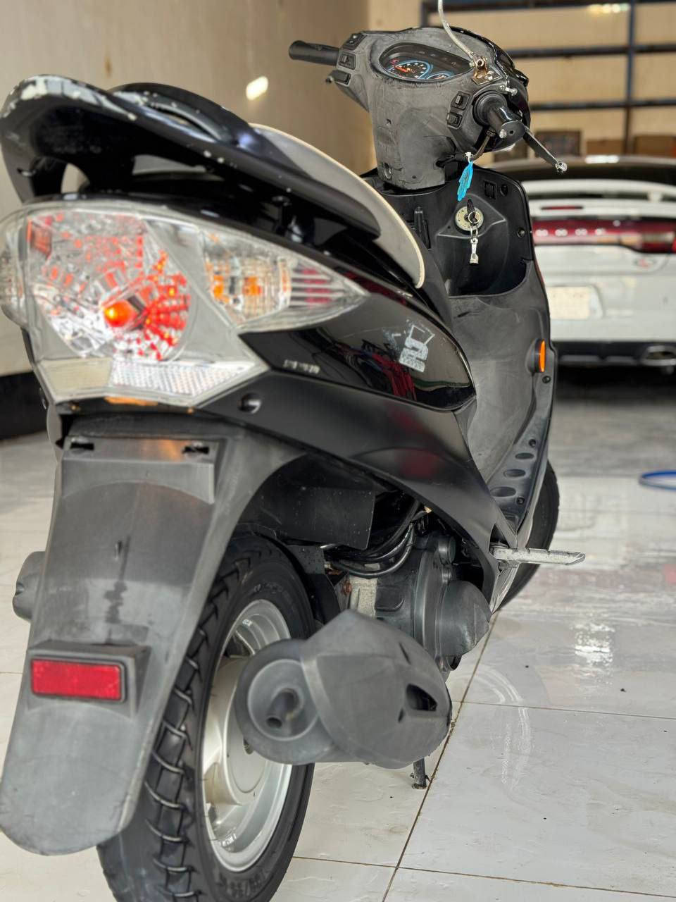 سلام عليكم دراجه V2 للبيع دراجه كفاله عامه وين ما تريد اخذه وفحص مديل 2016 بوليسي دراجه حلوه برغي ماناقصه تجي تصعده وتمشي وما تحك راسك منه الله شاهد مكاني رفاعي وسعر عله الخاص او اتصل (***********)
