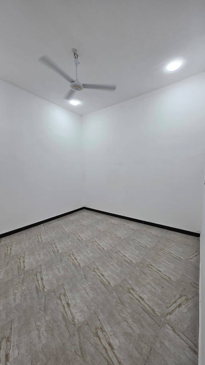 #اسعد_الله_أوقاتكم_بكل_خير👋⁉️
***********
دار سكن للبيع ⛪️ بسعر بلاش 

#مساحة البيت 160متر  
بناء حديث بعده بل جيس

#يحتوي البيت على غرفتين نوم 
و ديوان 
و صاله 
و مطبخ 
و صحيات داخلي و خارجي و كراج سياره 
بيت كلش مرتب 

كافه الخدمات متوفره 

#جنس_العقار :: طابو صرف زراعي بأسم عراقي سند ٢٥ 

البيت علا شارع 10 متر تبليط وركن  🛣️

#العنوان البصره ابي الخصيب شارع المحكمه الجديده منطقة كوت الحمداني 
يبعد عن المحكمه 300 متر 

سعر البيت 95مليون  و بي مجال 
#للاستفسار الاتصال على الهاتف 📞📳
📳((***********
