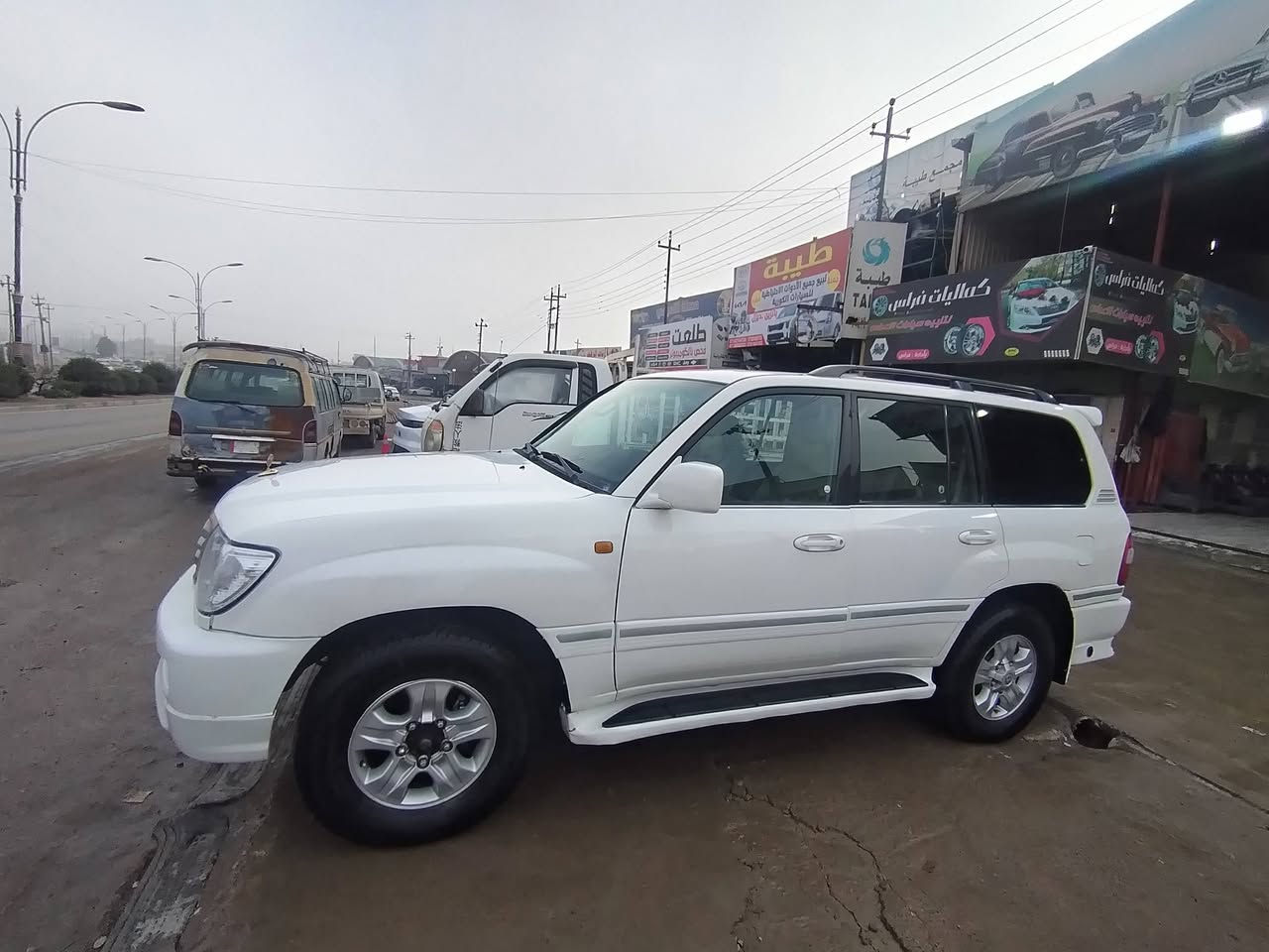 للبيع تويوتا لاندكروزر  – موديل 2007
مكانها- محافظة نينوى
الرقم: بصرة/ مشروع وطني
السنوية: نافذة لحد سنة 2028
المحرك: 6 سلندر –4.5 لتر
القير: أوتوماتيك
الدفع: دبل (4×4)
 دبل تانكي
الوقود: بنزين + منظومة غاز حكومية 80 لتر
اللون الخارجي: أبيض
اللون الداخلي: بيج
الحالة الفنية:
الماكينة: ممتازة
القير: ممتاز
الدبل: شغال
الشاصي: سليم
الملاحظات بكل أمانة:
بيها صبغ جاملغ + نفر + لبوند
باب الصندوق مبدل وكالة
البدنة مبدلة أصلية
السيارة نظيفة واستعمالها زين، جاهزة للفحص بأي مكان
السعر  160 وقابل للتفاوض 

*********** وتساب
***********
