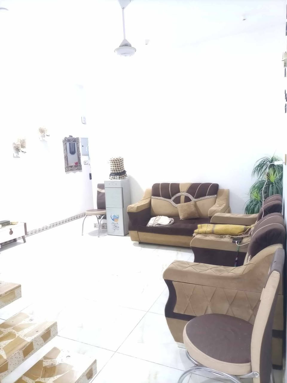 دار للبيع كوت الجديده مساحة 125متر بناء حديث نزلت بيت حايف قرب حدادة ابو عباس شارع فرعي 12متر للاستفسار الاتصال *********** السعر 60 وبيه حك الجيه
