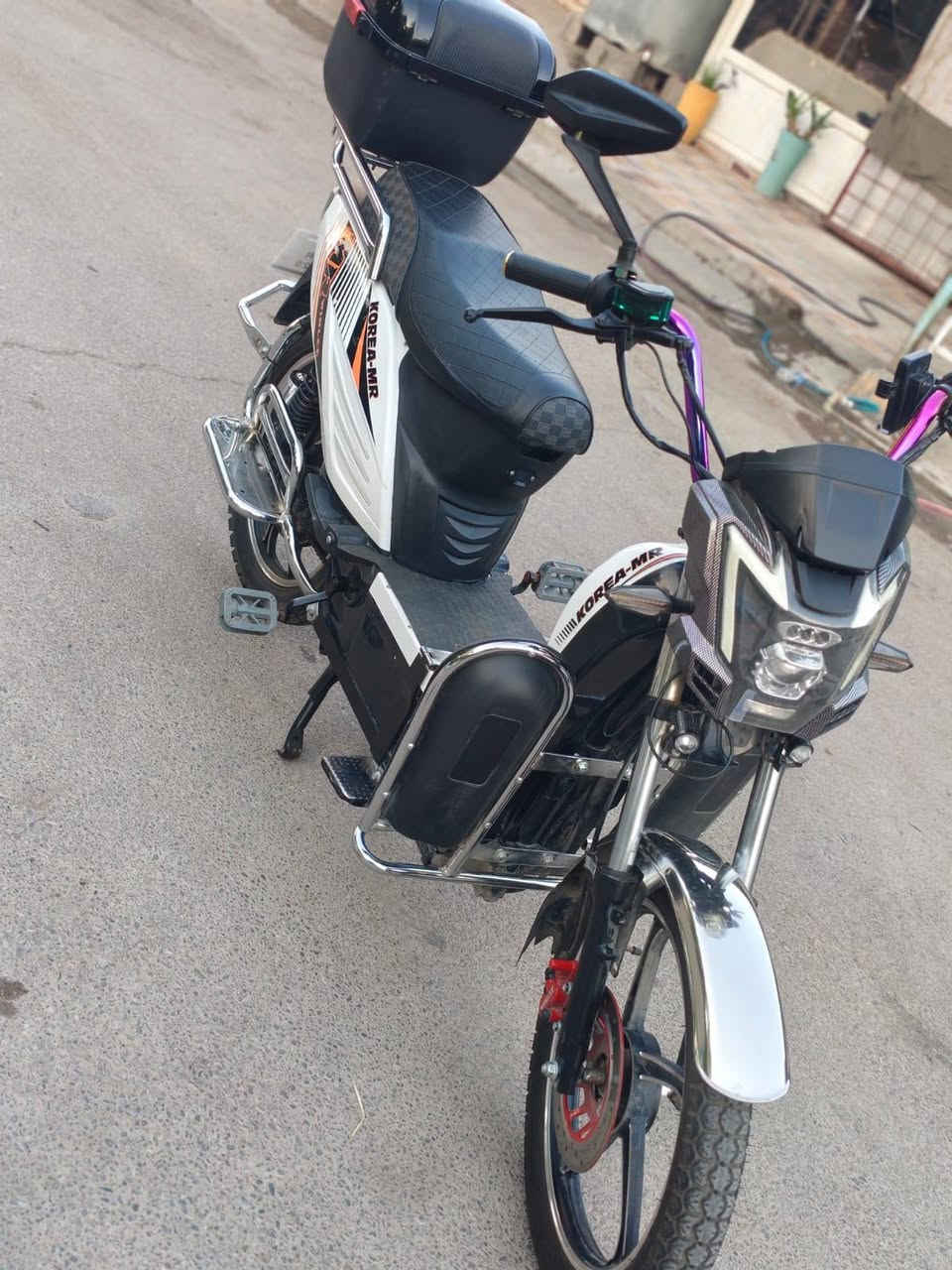 ما طور جني هارلي ما بيه عيب بطارية 6 حجم كبير باتري تضيف لوك موديل 2025 كهربائيات كامل مكمل حساس سرقة بيه قفل بي خلفي بحساس بك بيه P أيضا وبصمه واحد كارت الشاشه تشغيل مفاتيح ثنين مواصفات بيه وبل مكالمة اكول المواصفات وسعرة 650 رقم ***********
