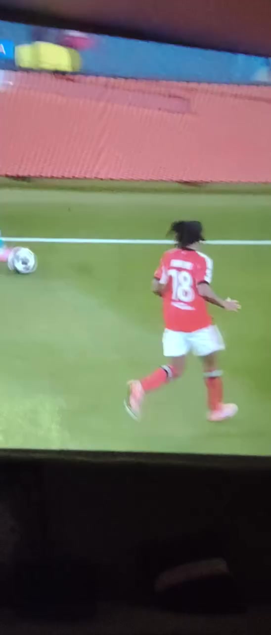 ى المطابق مرئيًا

undefined
undefined
undefined
‫6 مواقع إلكترونية
يُظهر الدليل المصور جهاز عرض (بروجيكتور) محمولاً، ويُرجح من خلال التصميم والبحث أنه أحد الطرازات الذكية التي تعمل بنظام أندرويد. 
المواصفات الشائعة لهذا النوع من الأجهزة:
تتميز أجهزة العرض التي تحمل هذا التصميم (مثل طرازات Sainellor أو M60) بالميزات التالية:
الدقة: تدعم دقة عرض عالية تصل إلى 1080P أو 4K في بعض النسخ المتقدمة.
النظام الذكي: مدمج بنظام Android (غالباً الإصدار 11.0 أو 12.0)، مما يتيح تشغيل تطبيقات مثل Netflix وYouTube مباشرة.
الاتصال: يدعم الاتصال عبر Wi-Fi وBluetooth لتوصيل السماعات الخارجية أو الهواتف.
السطوع: يتراوح السطوع عادة حول 500 إلى 600 ANSI لومن، مما يوفر صورة واضحة في ظروف الإضاءة المنخفضة. 
Amazon.eg
Amazon.eg
 +3
نصائح للتشغيل:
التركيز (Focus): قد يحتوي الجهاز على بكرة يدوية للتركيز أو ميزة التركيز الرقمي عبر جهاز التحكم عن بعد.
التوصيل: استخدم منفذ HDMI لتوصيل أجهزة الكمبيوتر أو أجهزة الألعاب، أو منفذ USB لتشغيل الوسائط من
هاتف *********** السعر 110 مكاني بغداد الحرية
