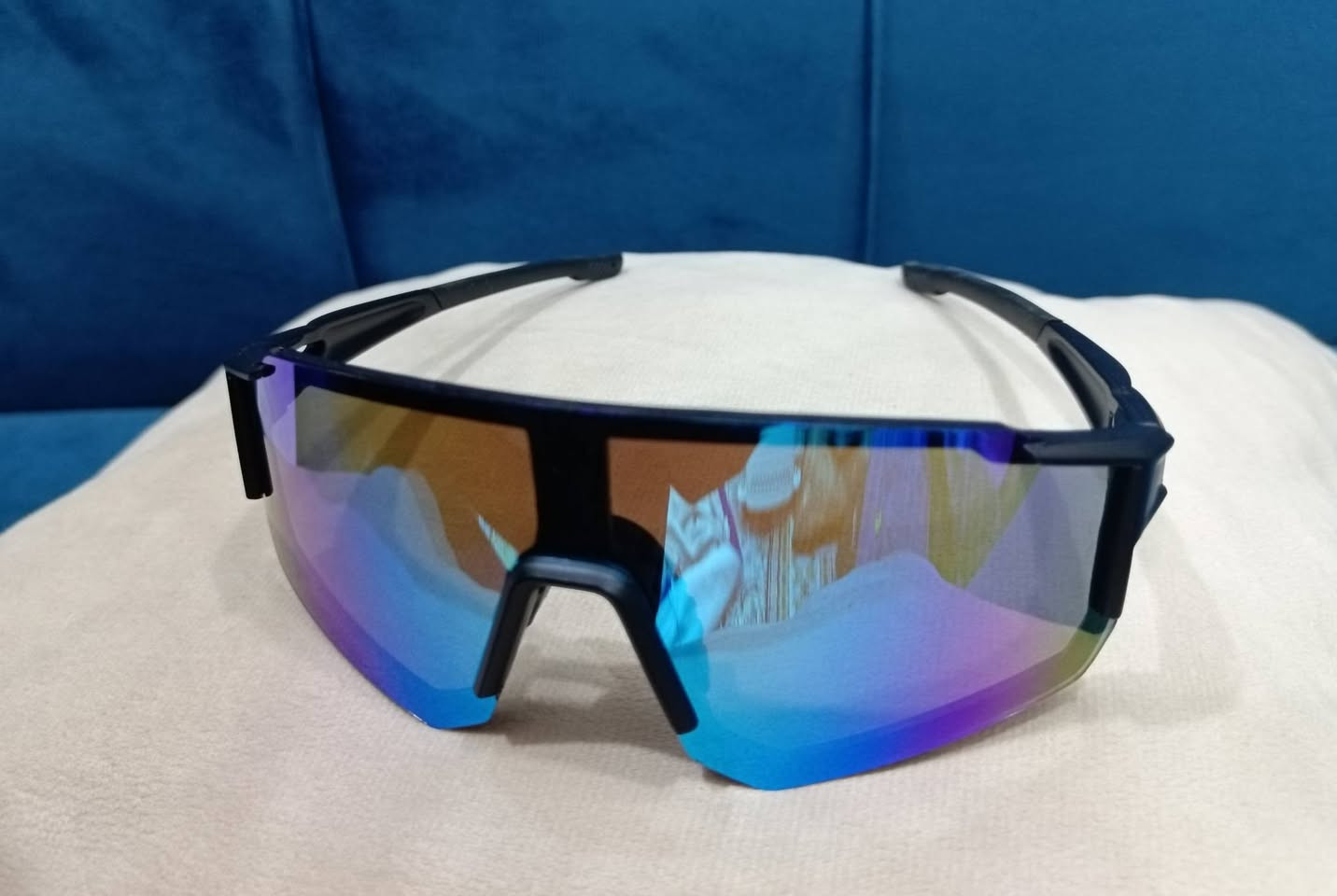 عرض خاص و لمدة يومين  بمناسبة ولادة الأمام محمد الجواد (عليه السلام)
نظارات دراجات هوائية

فوائد إرتداء النظارات :
1-الحماية من الرياح والجفاف: تمنع النظارات اصطدام تيار الهواء المباشر بالعين، مما يحميها من الجفاف والدموع اللاإرادية التي قد تشوش الرؤية أثناء السرعات العالية.

2-الوقاية من الأجسام الغريبة: تعمل كدرع يحمي العين من الغبار، الرمل، الحصى المتطاير، والحشرات الصغيرة التي قد تسبب حوادث إذا دخلت العين فجأة.

3-الحماية من الأشعة فوق البنفسجية (UV): تحمي العين من أضرار الشمس وتمنع الإجهاد البصري الناتج عن التعرض الطويل للأشعة، مما يقلل من احتمالية الإصابة بالمياه البيضاء مستقبلاً.

4- تحسين الرؤية والتباين: العدسات الملونة (مثل البرتقالية أو الصفراء) تساعد في توضيح معالم الطريق، الحفر، والعوائق في ظروف الإضاءة المختلفة (الضباب أو الغروب).

العروض 
1-  القطعة (1) بسعر 4500 
2- القطعتين (2) بسعر 8000
3- القطعة عدد (3) بسعر  11500 
4- القطعة عدد (4) بسعر 18000 مع قطعة اضافية مجانية 
5- القطعة عدد (5) بسعر 22500 والتوصيل مجاني
6- الي ياخذهن  كلهن بلاش 😂😂
اخوان العدد محدود 
للحجز :  *********** واتساب او تلجرام
