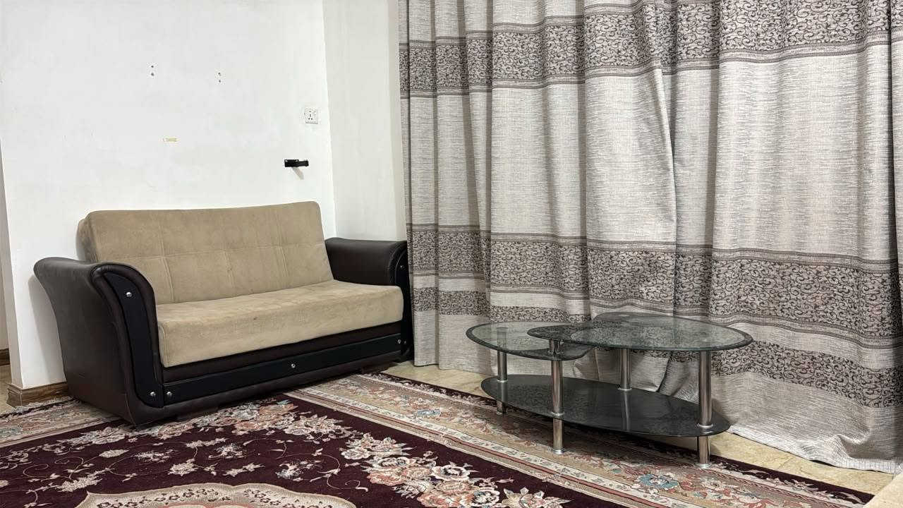تخم + ديوان + الساعه + البردات للبيع 
السعر ٢٠٠ الف الشراي يتصل عل الرقم ***********
