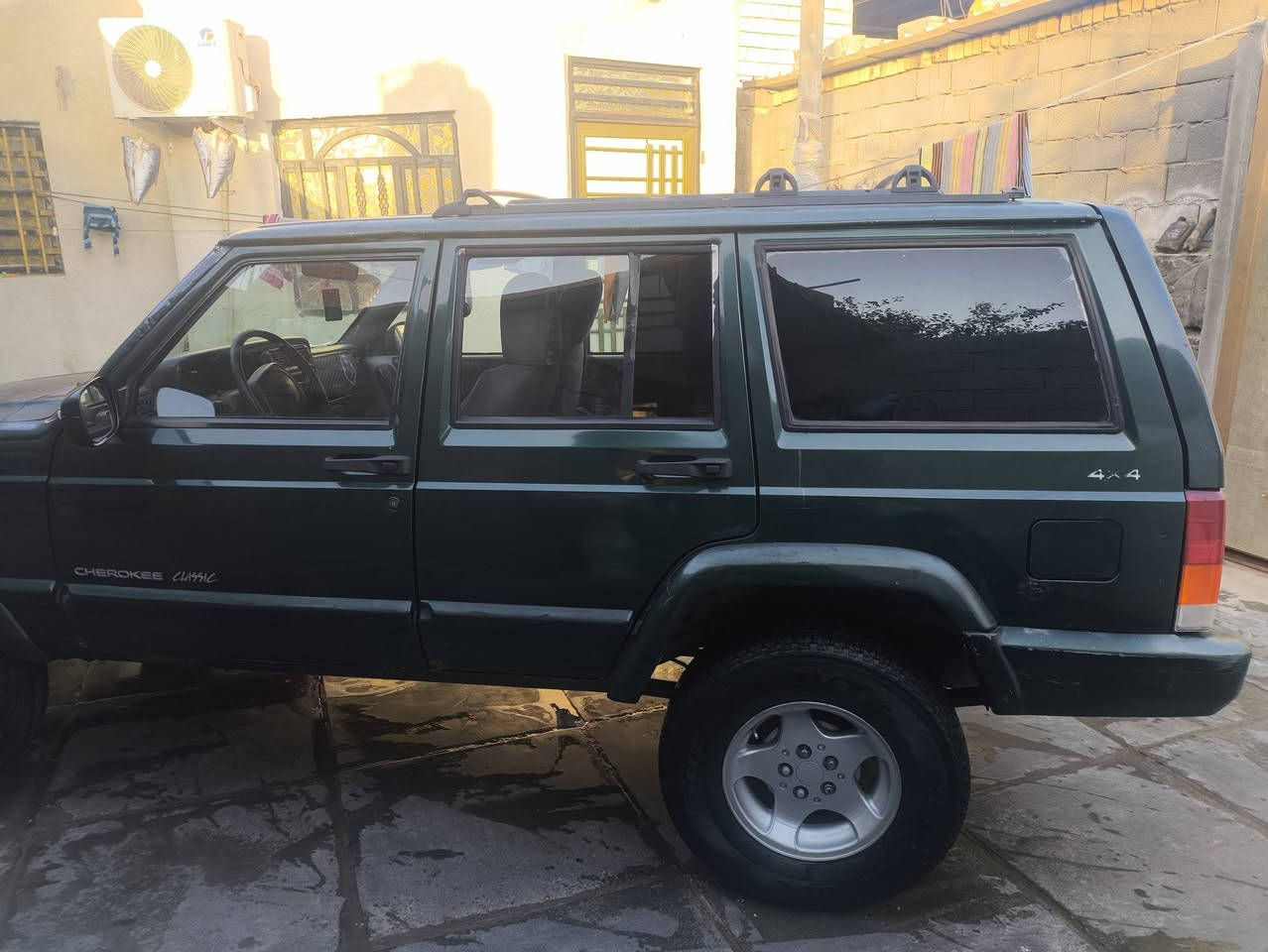 السلام عليكم جيب شيروكي شخاطه موديل 2000 محوره محرك وكير بطه ثنين ونص مكفولات بدي  مكفول تخم تاير جديد رقم بصره كهربائيات كلهة شغاله حداده جديده سياره جاهزه مكاني البصره الهارثه السعر 48بي مجال *********** اتصل بخدمتك بيع فقط بدون مراوس
