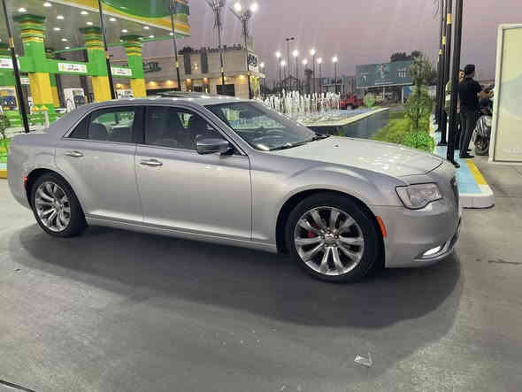 كلايسلر 2020! لون فضي كفاله عامه ماشيه 58 الف ميل 
هزه وسنويه جديد بسمي 
موصفات :
كشنات جلد
كشنات حار بارد
خزن مموري
ستيرن كهرباء 
ستيرن تدفئه 
تشغيل عن بعد
كامره دواره 
بونراما 
يدات ويلات كروم بلاد 
مكينه v6 3600 
سياره جديده لوك. مكاني بغداد *********** 
ملاحظة: بيه بارد بل جاملق لامامي ليمن كلش بصيط وما مبين
السعر285 وبيه مجال.
