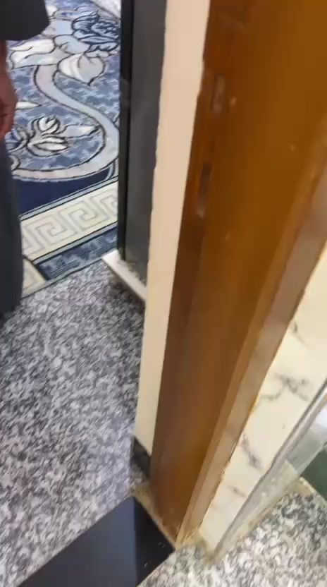 دار للبيع مساحة ٣٠٠ م٢
طابق واحد
السطح ووتر بروف عازل حراري ورطوبه
غرفتين نوم ٥*٤ و ٥.٥*٤
صاله ٩ ونص * ٤ وربع
إستقبال ٨ *٥ وربع
مطبخ ٥*٤
مطبخ حار ٢*٤
حمام ٣*٢
صحيات داخل وخارج
حولي ١ *١٥
حديقه ٧*٨
كراج ٨ متر
شارع ١٥ م تبليط ومجاري 
العنوان الخالدية / حي الشهداء / مجاور المدرسه الصينية
للاستفسار الاتصال على الرقم ***********
