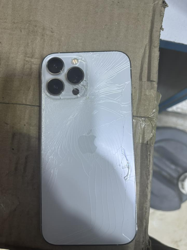 سلام عليكم 13 برو ماكس لبيع
جهاز مكفول من كلشي بس شاشه مفطره ولضهر 
بطاريه 85 
السعر 500 وبي مجال
شرق اوسط 
***********
