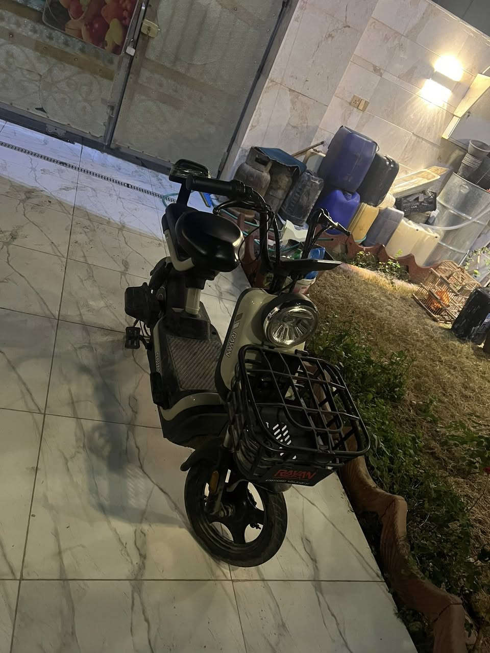 السلام عليكم ماطور شحن حجم 14 ريان فول مواصفات بصمه+سويجين+شاحنه 4بطاريات جوبلس تيار الامام  وتيار الخلف جوب اصلي+مبدل تاير+جوب+جوزه مال سويج سرعه الحقيقي 60 ضوء عالي وضوء ناصي وستاند+استاند جانبي الايسر دواسات اماميه لون كريمي نضافه 100/100
  السعر 400 وبي مجال خلي يخابر عليه ويبشر  مكاني تكريت صلاح الدين للستفتار على رقم صاحب الماطور ***********
