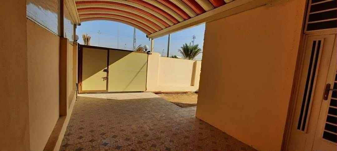 يتوفر دارين  متجاوران  للبيع  غير مطلوب للشركة  يسجل باسم المشتري مباشرة  موقع مميز  على الحديقة الكبيرة  مقابل البوابة رقم  (1)داخل مجمع اللؤلؤه السكني في المرحله الاولى من المجمع وبمساحة 200 م 

تفاصيل البيت///////

= غرفتين نوم في الطابق الارضي
=صالة مع مجموعةصحية شرقي وغربي
=منور عدد3
=استقبال مع كليدور ومجموعة صحية
=مطبخ
=كراج سيارة وحديقة 
ملاحظه: البناء في الطابوق الجمهوري

ملاحظة /// البيت نقد فقط والسعر 220  مليون قابل للتفاوض , مع هدية اثاث مطبخ🌸
بيت العمر يبدأ من جودة البناء
 العنوان
كربلاء المقدسة -  الحر - قرب المستشفى التركي 
للاستفسارتصال***********
