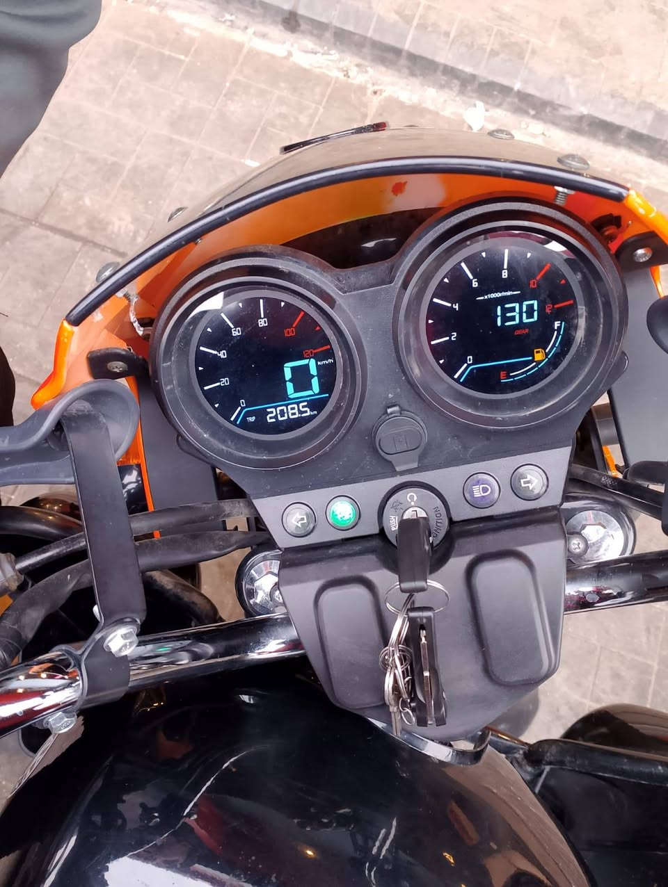 عندي دايوان ماشيةالف و700 بس بعدهي زيرو 25 مرقم اربيل باسمي شعندك بوكسر مراوس نضيف مرقم تعالل
***********
