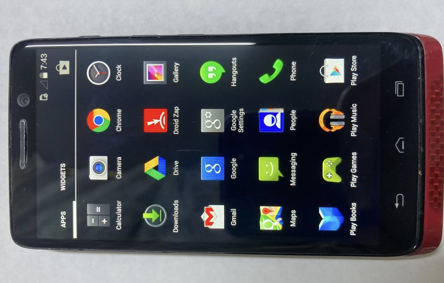 السلام عليكم 
motorola XT1030 -تليفون موترلا مستعمل للبيع 

المواصفات 
الذاكرة الداخلية  : ١٦ كيكا 
حجم الشاشة : ٤ انش 
الكامرة الامامية والخلفية : تعمل
فلاش : يعمل  
البلوتوث : يعمل 
الوافاي : يعمل 
شريحة الاتصال : سيم كارت واحد 
اللون : احمر 
نظام التشغيل : اندرويد ٤.٤.٤
لغة الجهاز : انكيليزي 
لغة الكتابة : عربي - انكليزي 
التطبيقات : يوتيوب يعمل على المتصفح 
التطبيقات الاخرى : واتساب - فايبر - تليجرام لاتعمل بسبب قدم النظام 

السعر 35 الف والتوصيل مجاني 
للاستفسار : ***********
بغداد - شارع فلسطين - ساحة الموال
