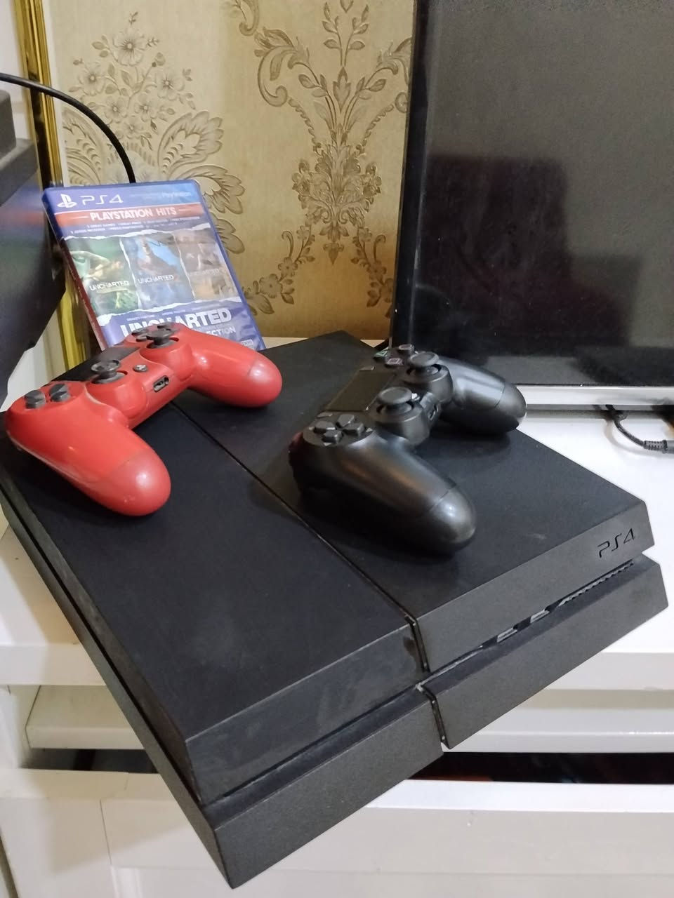 🎮 بلايستيشن 4 فات  نظيف جداً للبيع 🎮
المواصفات والملحقات:
المساحة: 500GB .
النظام: 13.52.
الملحقات: كامل ملحقاته الأصلية 
إضافات: يجي وياه قرص لعبة انشارتد ٣ أجزاء 
💵 السعر: ٢٢٠ ألف دينار.
📍 الموقع: البصرة - التحسينية  
📞 لللتواصل والاتصال: ***********
