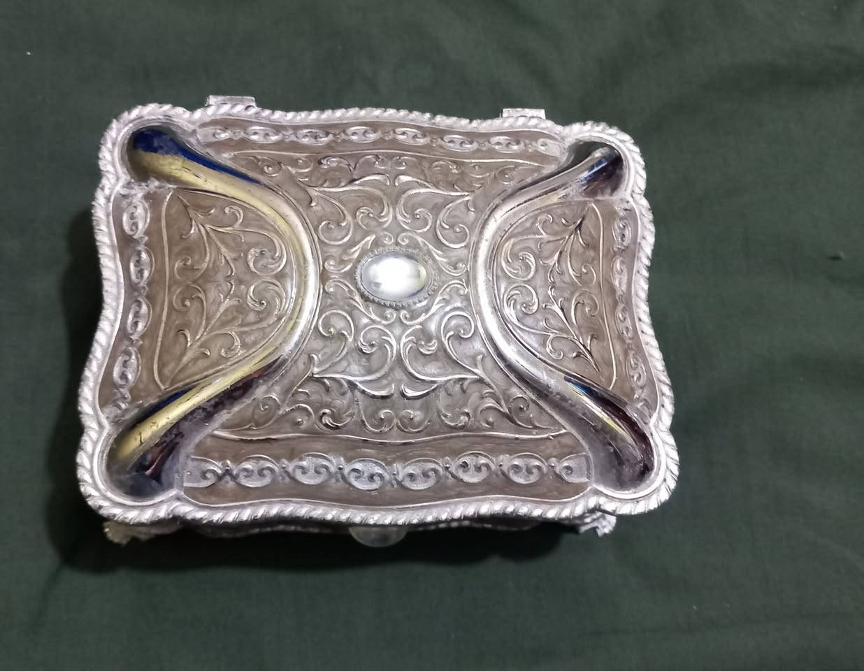 انتيكا قديمه بس ما اعرف مطلي بالفضه او لا  ا خليت المغناطيس ملزك بس بالقاعدة من جوا


**إذا كنت صاحب هذا الإعلان وتريد حذفه لأي سبب، رجاءا أرسل رسالة إلى الدعم الفني**