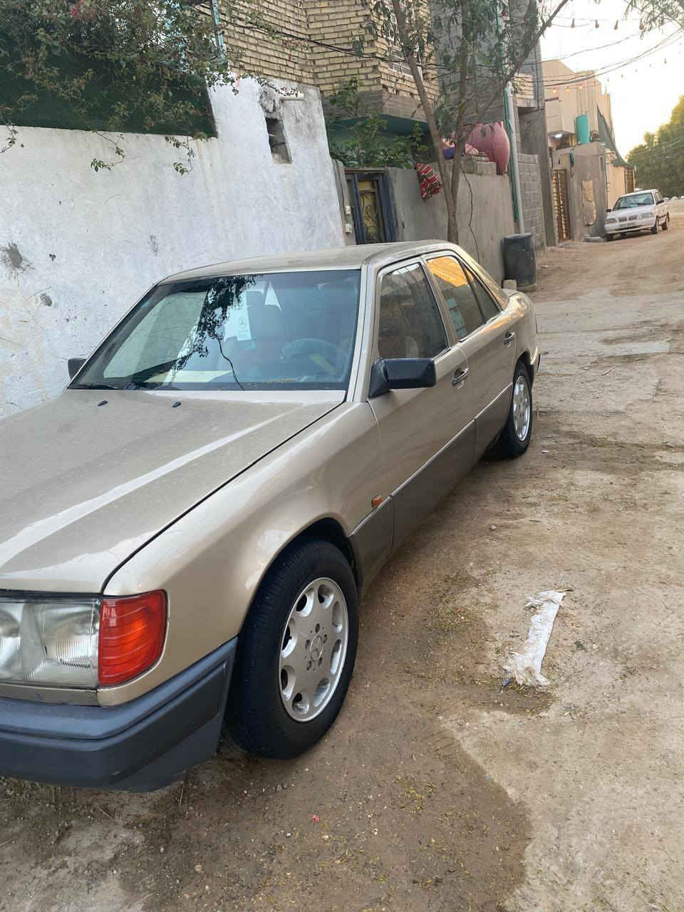 مرسيدس للبيع حجم 300 موديل 90 مصبوغه للجماليه جيرو مكينه مقفولات حداديه نص عمر تخم تاير رقم بغداد باسمي السياره كلش حلوه مكان كربلاء الحر السعر 50 وبيها مجال *********** ***********
