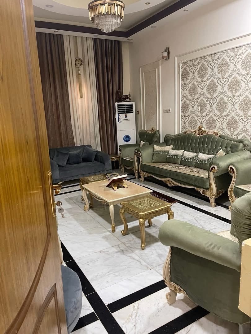 بيت للبيع الموقع التنومه الصالحيه شارع مدرسه الريف الزاهر
يحتوي على استقبال مطبخ غرفتين منام الطابق الارضي صاله كراج مع غرفه منام وصاله طابق الثاني المساحه ٢٠٠ م موقع مميز بناء وخارطه حديثه السعر المطلوب ١٧٥ وبي مجال مع سبلت عمودي بلصاله هديه