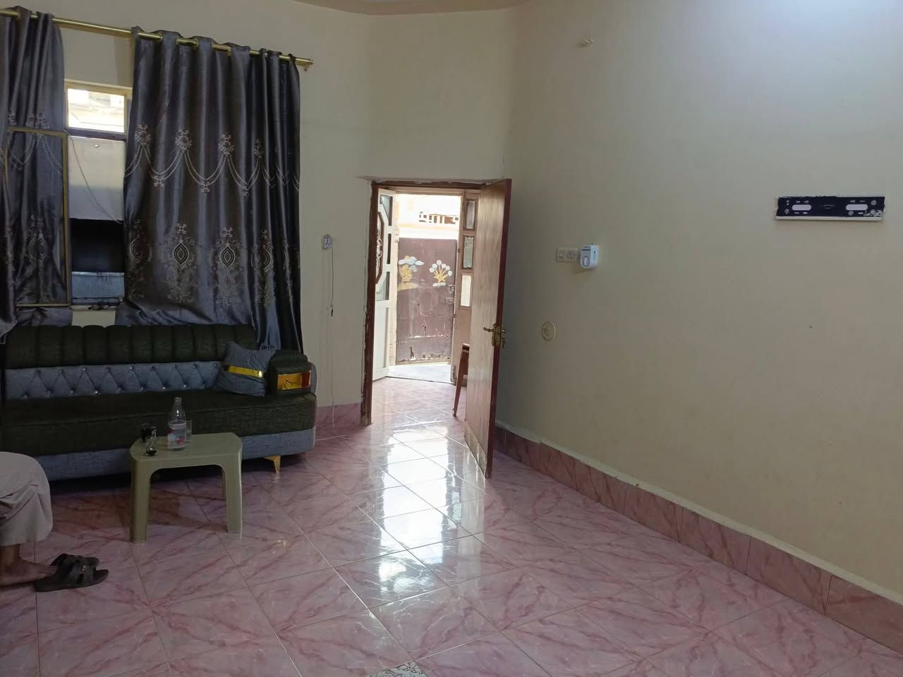 السلام عليكم ورحمة الله وبركاته
#دار للبيع
قرب دائرة الكهرباء 
خلف مشتل الحاج منير الخطاب 
المساحه ٣١٥ طابو 
 استقبال وغرفتين نوم و مطبخ وصاله والملحقات الأخرى 
للاستفسار مراسلة الصفحه
الاتصال *********** / ***********

