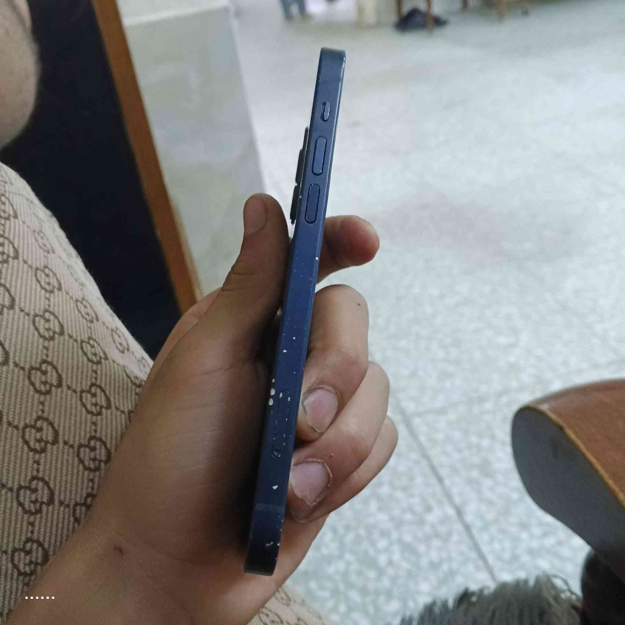 ايفون 12 عادي تلفون ممفتوح  البطاريه 81 السعر 250 ه‍***********
