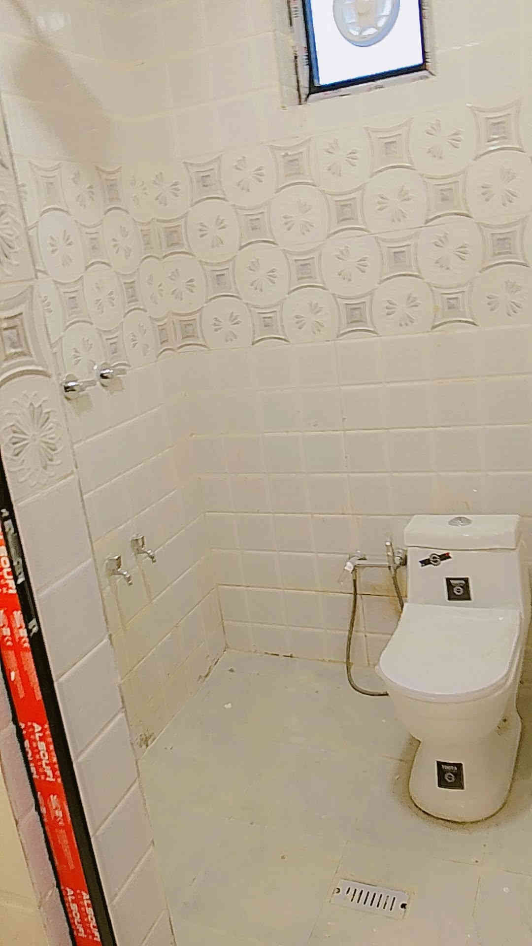 السلام وعليكم 
دار البيع مساحة 50 متر طابقين كامل وجاهز 
مشطب درجة اولى غرفتين نوم سويت 
استقبال وصالة ومطبخ مشترك ومنور وصحيات 
واجهة لوح سراميك 
أرضية بورسلين وجدران لوح بورسلين الدار فول شغلة 
بمجمع العدل الثاني شارع مفتوح 
والسعر مناسب 
*********** بي واتساب
