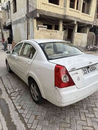 اي فايف موديل ٢٠٠٩ بسمي السياره مصفره من كلشي بيه جاملغ السايق الامامي...