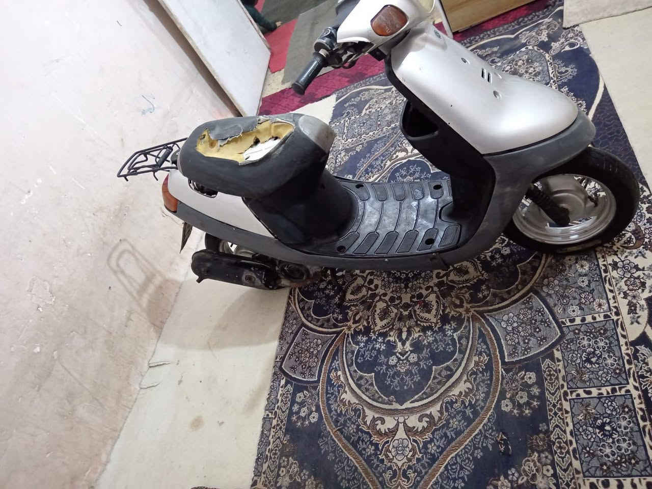 سلام عليكم  بطه موديل 2003 شاصي مكفول شلعه حلوه بس اشويه كرابريتر تخربط يرادله تنضيف مكاني حي عامل *********** سعر 175 وبيه مجال
