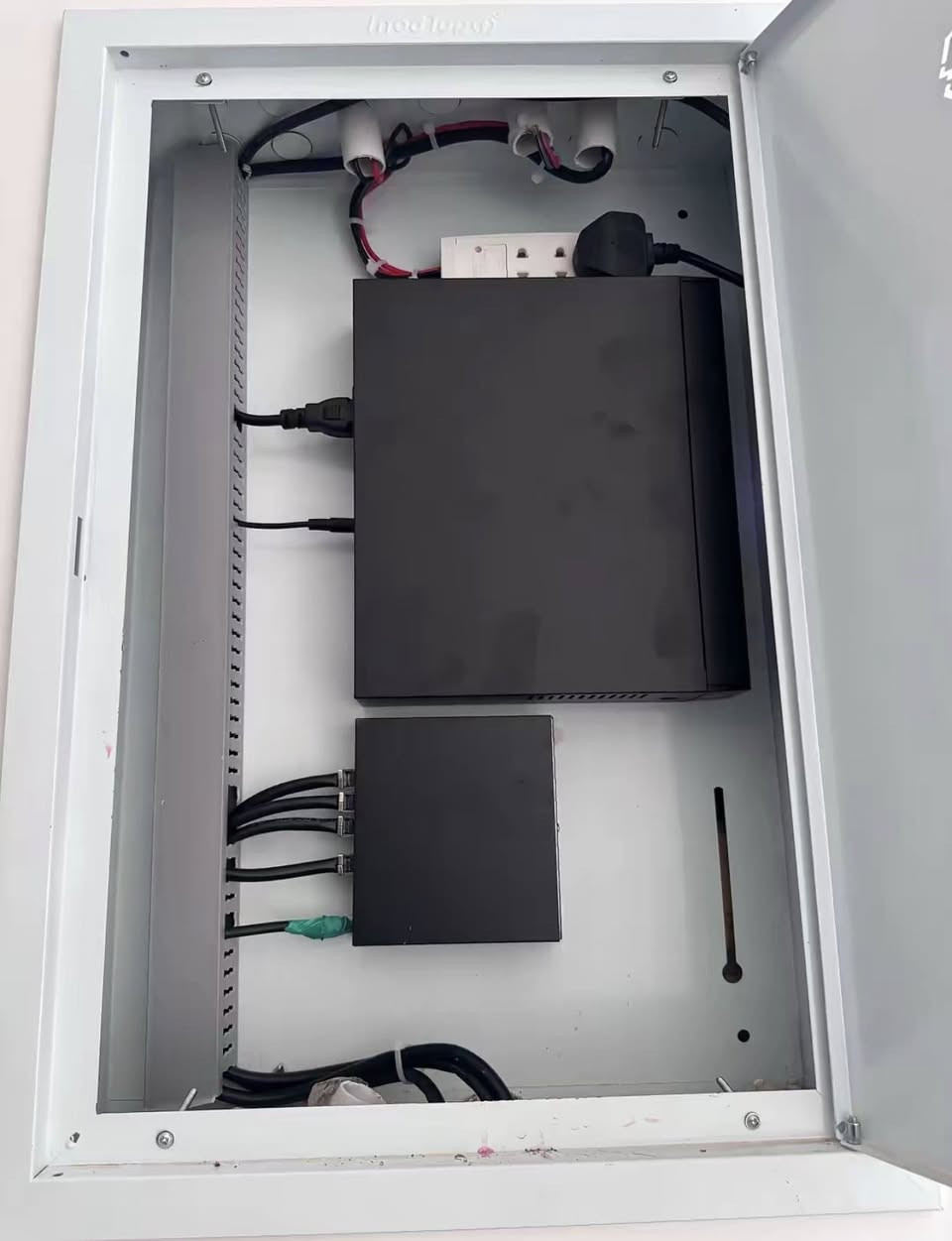 أتقن عملك ليس ليمدحك الناس بل ليحبك الله،
قال الله 
(إن اللّٰه يحب إذا عمل أحدكم عملاً أن يتقنه).
وليكن همك أن ينظر اللّٰه إليك فيراك متقناً فيحبك.
 فنيّ كامرات مراقبة كافة المواقع 
منازل محلات شركات 
***********
