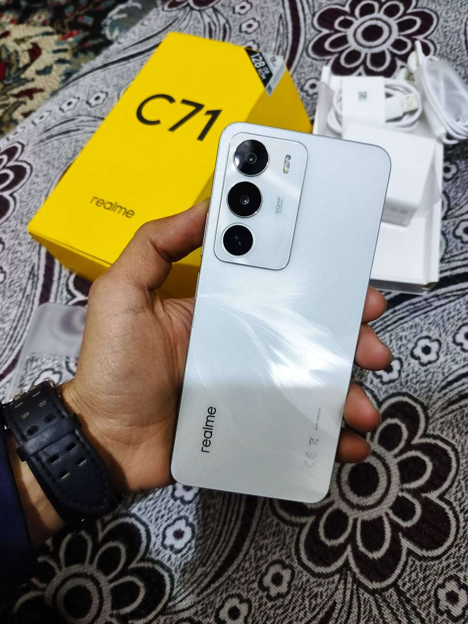 ‏ريلمي c71 للبيع
‏جديد مستخدم يومين فقط 
‏غراضه كامله غني عن التعريف 
‏
‏مواصفاته
‏ (( ذاكره 128.. رام 6+12/  شاشه 120 هرتز/ 
‏بطاريه 6000 شحن سريع 45 w / ضد الكسر جهاز)) 
‏معا شاحنه 67 w 
‏
‏سعره 185  الف بي مجال حك جيه 
‏مكاني ايسر يارمجه شرقيه 
‏للتواصل ***********
