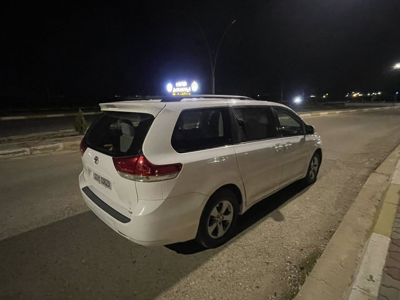 السلام عليكم
تويوتا سينا ٢٠١١ 

موصفات 

تحكم ستير 

تحكم سرعه 

تحكم كشن 

بلوجكتر 

تخم تاير + دسك جديد 

رقم انكليزي سنويه جديده تحويل مباشر 

حادثها جاملغ وبندي سونار مرفق مع الصور 

السعر ١٥٠ وبيها مجال بسيط 

للاستفسار اتصل *********** معرض سالم 

*********** صاحب السياره
