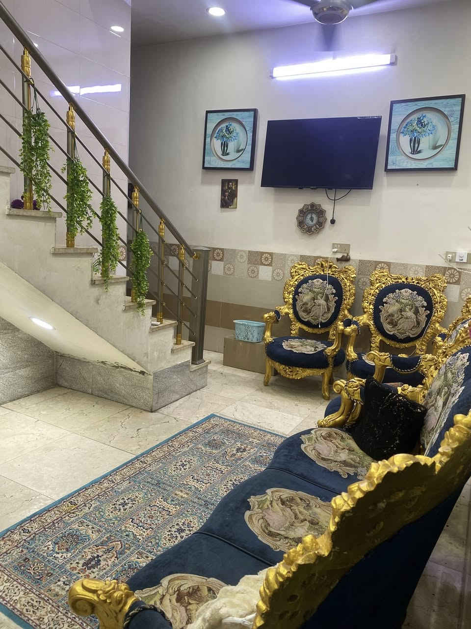 السلام وعليكم بيت مساحه 120متر مربع الذهبي بيت فنجان قرب تقاطع عصفورة بلديات بناء حديث 2023زراعي سند 2025 يحتوي طابق الاول حمام داخلي خراجي استقبال صاله مطبخ غرفه طابق الثاني غرفتين وحمام فرع مسدود والمنطقه هادى وحلوة للاستفسار ***********
