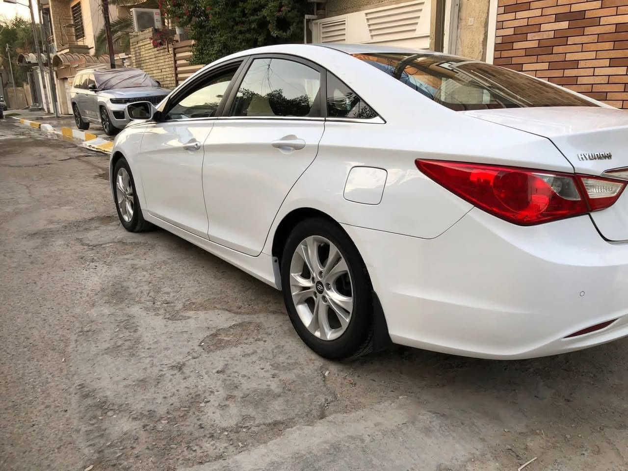 السلام عليكم شباب
عندي سوناتا موديل 2012 رقم انكليزي الجديد 

وارد خليجي محرك 2400 دوش  

ماشيه 119 الف كيلومتر حقيقي ادك جرس

تخم تايرات جديد شاد الها 

تبريد امامي خلفي قطعتين ، حساسات خلفيه 

شفتات استيرن ، بيه رش صبغ فقط بدون حادث باب

 الصدر وخلف الصدر السبب شخط مال خباثه

السعر ب 125 ورقه وبيه مجال بسيط 

العنوان / بغداد / الرصافه 

وهذا رقمي ***********  وبي واتساب.
