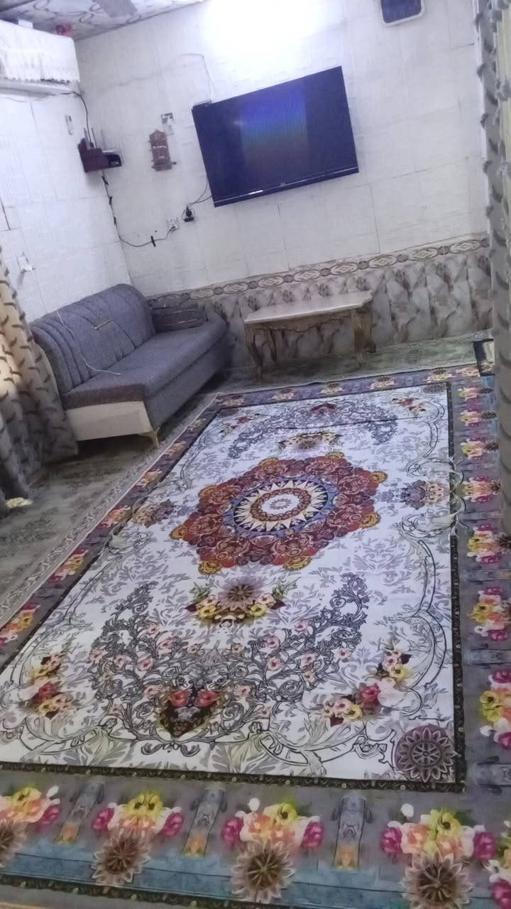 بيت للبيع حواسم حي العمال متكون من صاله 2 غرف نوم مطبخ صحيات استقبال طارمة كبيرة
***********
