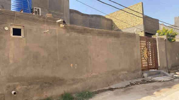 السلام عليكم بيت للبيع سيد علاوي   كبال الـ سعودي قريب ع الشارع مسافه 100متر   زراعي أسهم قرار محكمه مساحت البيت 300 متر تفاصيل موجود. صور. وفيديو بي شرح كامل 

#السعر  200نهايته 
***********.
