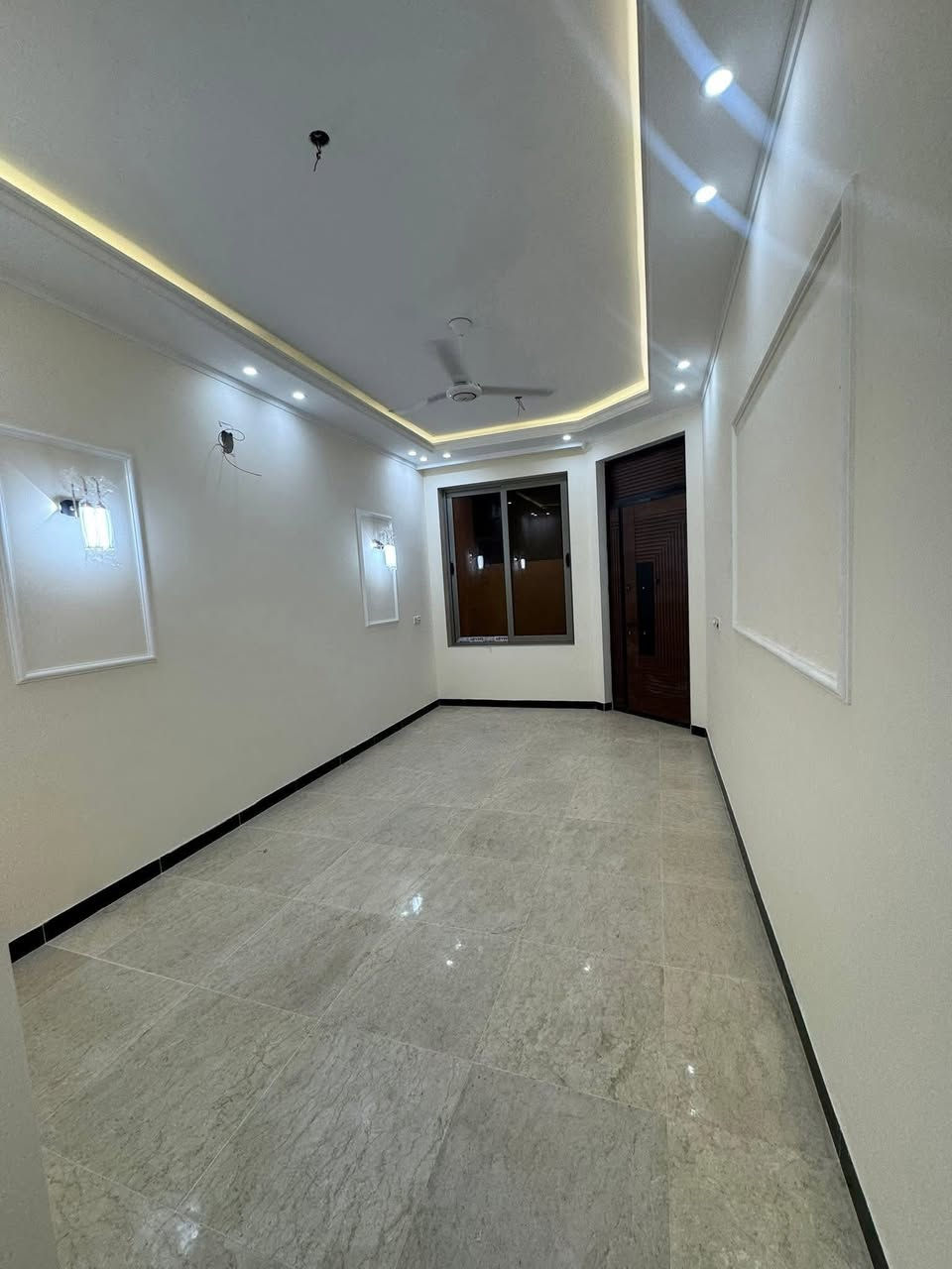 دار للبيع 🏘️ الموقع الغدير محلة 706 

المساحة 108 م واجهه 6 نزال ١٨ م 

الموقع : الغدير محله 706 

حالة البناء : بناء حديث غير مسكون  زيرو 

يحتوي الطابق لأرضي على استقبال ومطبخ وخدمات وصاله وغرفه نوم وخدمات ويحتوي الطابق الثاني على ٣ غرف نوم وخدمات 

((. للاستفسار مكتب القمه للعقار ))
عنوان المكتب / الغدير ساحه ميسلون /
بتجاه البلديات / فرع صيرفه المستقبل /
 للاتصال (( *********** ))
