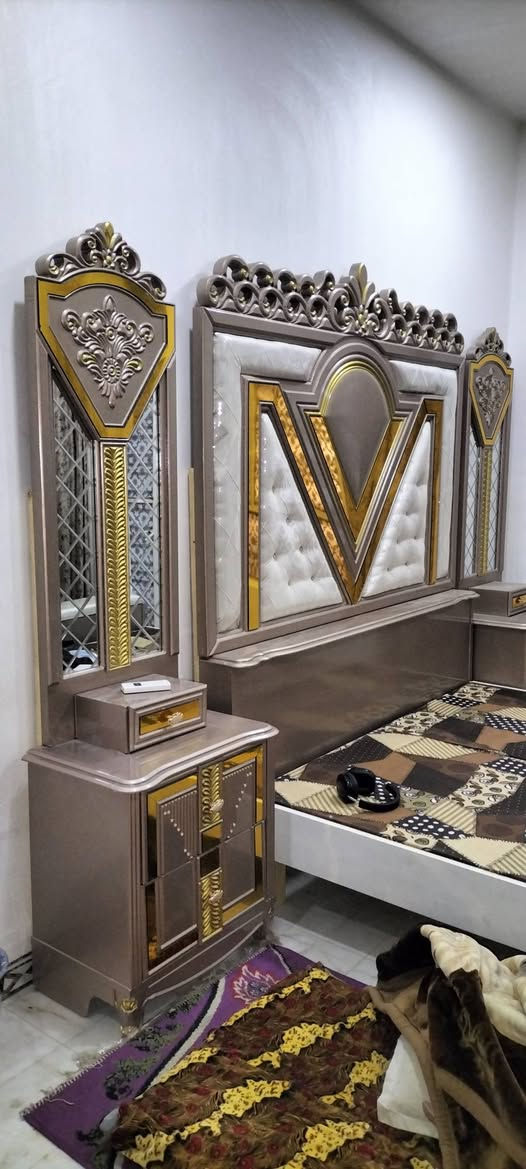 سلام عليكم 
غرفة عراقيه تصميم تركي جديدة بالجيس غرفة ضخمة ابد ما ممسوحة شازلون مخزن غرفة مال زواج مكاني نجف سعر ١٦٠٠ رقم الموبايل 
***********
