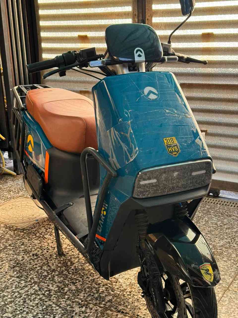 دراجة شحن HVS 318 بطارية عدد 6 الشحنه الوحدة تمشيك اكثر من 65 كيلو دراجة بالجيس تايراتها جدد 
مواصفتها بك ورة 
3 نمر 
سرعتها 87 
لدات عالي ناصي 
بيها درع لحماية الدراجة
وبيها بعد هواي مواصفات حلوة دراجة عملية 
سعرها 950 الف 
*********** واتساب مكاني بغداد الدورة
