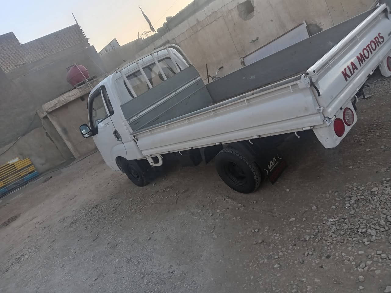 سلام عليكم كيا حمل موديل 2015 السياره بيها طخه بربع السياره جاهزه من كلشي مكينه كير حداديه تخم تاير جديد مابيه نقص مكاني بابل تلفون *********** علمن السياره رقم بغداد صدامي سنويه ٢٠٢٠ راعيها متوفي وباقي تفاصيل اتصل بخدمتك سعرها 80 وبيها مجال
