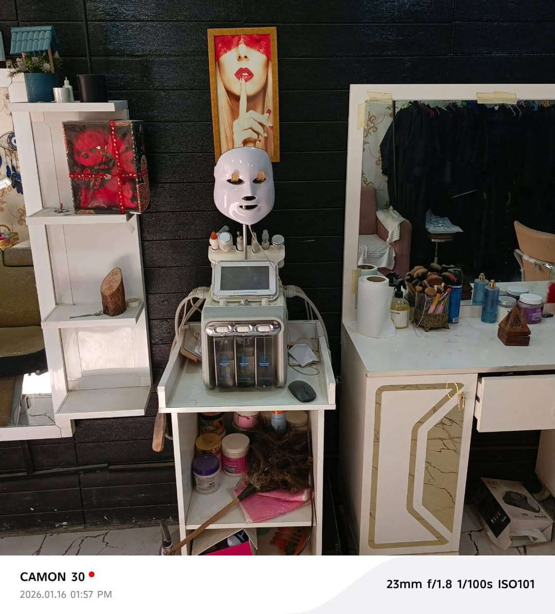 ✨ فرصة استثمارية راقية – صالون نسائي متكامل للبيع ✨
يُعرض للبيع صالون نسائي فاخر، مجهّز بأحدث المعدات ومصمّم بذوق أنيق يلبي أعلى معايير الجمال والراحة، وجاهز للعمل فورًا دون الحاجة لأي إضافات.
الخدمات المتوفرة داخل الصالون:
💅 منكير وبدكير باحترافية عالية
💎 أظافر أكريليك وجِل
🌿 خدمات العناية بالشعر والبشرة
🎨 تاتو (وشم تجميلي) بأدوات متكاملة
مميزات الصالون:
🌸 موقع مميّز وحيوي
🌸 ديكور فاخر وحديث
🌸 أجهزة ومعدات كاملة
🌸 قاعدة زبونات ثابتة وسمعة ممتازة
🌸 إدارة سهلة وعائد مجزٍ
البيع لأسباب خاصة.
فرصة نادرة للباحثات عن مشروع ناجح ومستقر.
📞 للتواصل والاستفسار: ***********
— للجادّات فقط —
