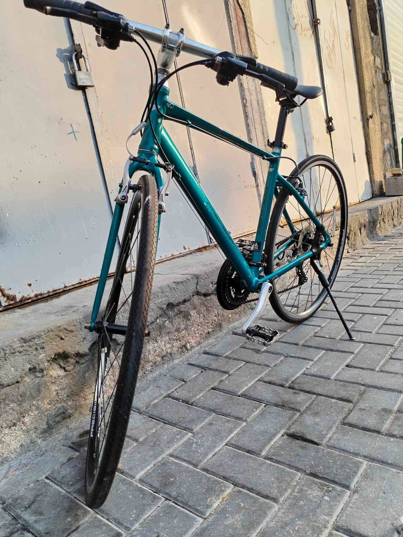 بايسكل precision ماركة 700 c 🚴‍♂️إسكيب أصلية 🚴‍♂️
لون رياضي كرتوازي 
 حالة ممتازة، نظيفة جدًا، وخفيفة الوزن - مثالية للتمرين أو التنقل اليومي.

 ✨ المواصفات:

 الماركة: بريزشن  إسكيب
 الهيكل: ألومنيوم خفيف الوزن ومتين 
 السرعات: 3 أمامية و8 خلفية
 المقاس: متوسط ​​(مناسب لطول يتراوح بين 165 و185 سم تقريبًا)
 نظام التطوير: شيمانو متعدد السرعات (أداء سلس ومريح)
 الفرامل: فرامل أمامية وخلفية قوية على شكل حرف V
 الإطارات بحالة ممتازة، جاهزة للاستخدام
 💯 الدراجة مُجربة ومُختبرة، مريحة جدًا، ولا تحتاج إلى أي صيانة مال حاوية.  موديل 2020 شرط.  للتواصل واتساب ***********. السعر  175000
